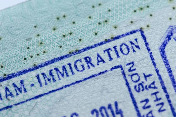 Carimbo de imigração em um passaporte — Fotografia de Stock