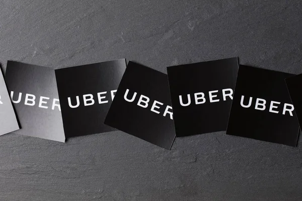 Uma fotografia do logótipo Uber. Uber é um estilo de táxi popular tra — Fotografia de Stock