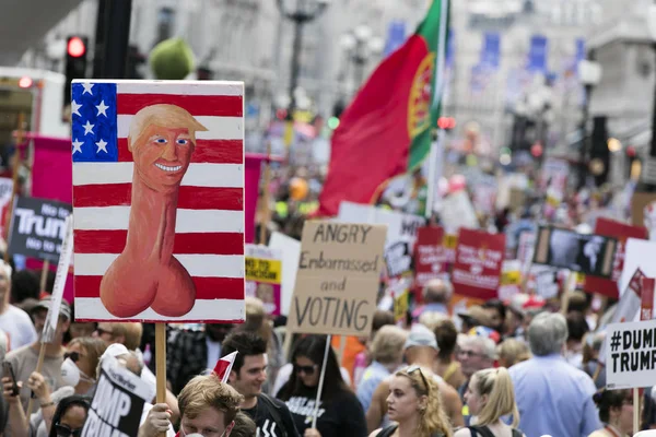 Londra, Uk - 14 Temmuz 2018: Büyük bir protestocu kitlesi toplandı