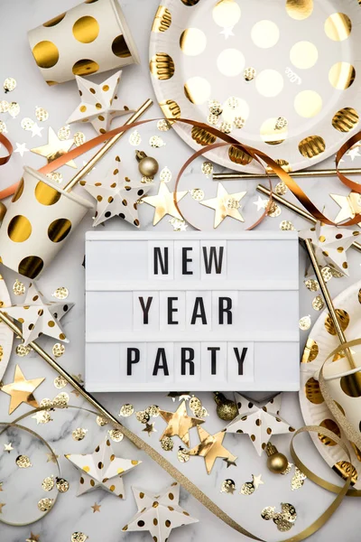 Yeni yıl partisinin ışıkkutusu mesajı lüks altın değerindedir.