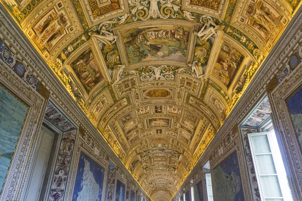 ROMA, ITALIA - 21 de junio de 2018: Pinturas clásicas adornadas en el — Foto de Stock