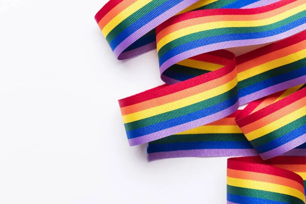 ЛГБТ-радужная лента на белом фоне — стоковое фото