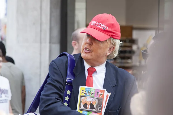 LONDON, UK - July 14th 2018: A Donald Trump lookalike poses in t — Stock Photo, Image