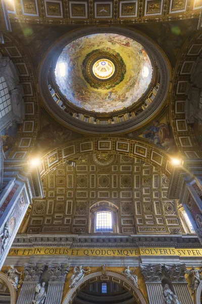 ROMA, ITALIA - 17 DE JULIO DE 2018: El interior de la Basílica de San Pedro — Foto de Stock