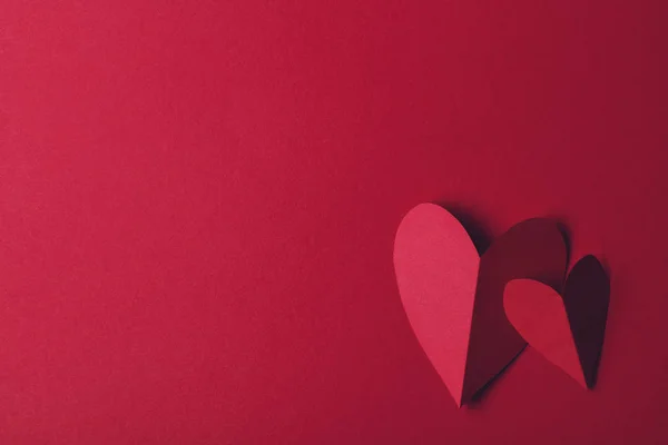 Red Paper Liefde Hart Een Effen Rode Achtergrond Valentijnsdag Romantiek — Stockfoto