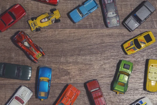 Ahşap arka planda klasik oyuncak arabalar.
