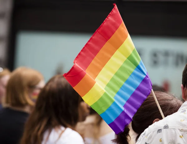 Bandeira do arco-íris gay em uma marcha do orgulho gay LGBT em Londres — Fotografia de Stock