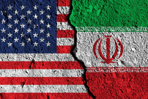Pęknięcie między Ameryką a flagami Iranu. stosunki polityczne — Zdjęcie stockowe