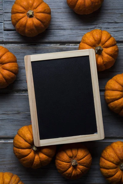 Mini balkabakları ahşap bir arka planda dizilmiş.