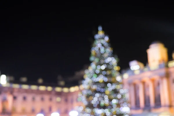Обезглавленный силуэт рождественской елки с размытыми огнями — стоковое фото