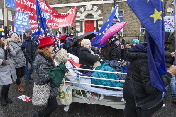 London, Uk - 3 лютого 2018: Протестувальники та агітатори на — стокове фото