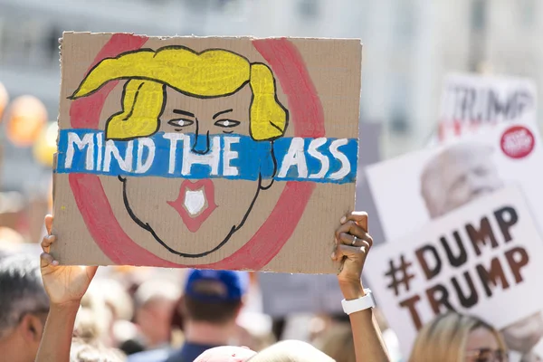 Londra, Uk - 14 Temmuz 2018: Büyük bir protestocu kitlesi toplandı