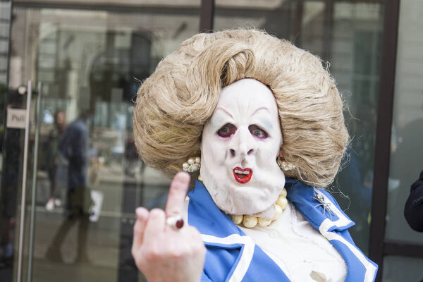 ЛОНДОН, Великобритания - 14 июля 2018 года: Человек, одетый как Маргарет Тэтч
