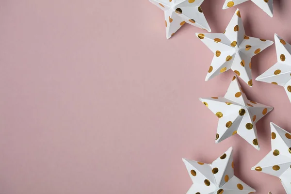 Bílá a zlatá hvězdná dekorace na pastelově růžové. Sezónní festi — Stock fotografie