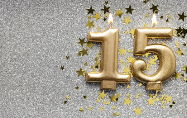 Yıldız ve ışıltılı arka plan üzerinde Sayı 15 altın kutlama mum