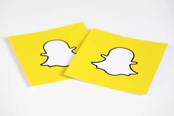 Oxford, UK - December 5th 2016: Snapchat logos printed on Pape — 스톡 사진