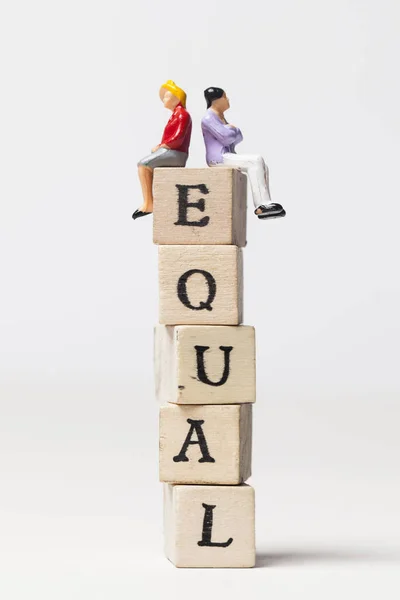 Concepto de igualdad de género. Hombre y mujer con la palabra igual —  Fotos de Stock