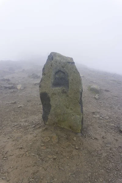 Snowdon Dağı zirvesine giden yolu gösteren bir taş tabela. — Stok fotoğraf