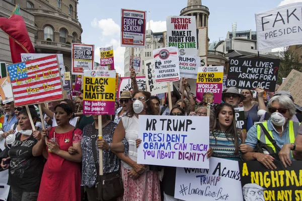 Λονδίνο, Ηνωμένο Βασίλειο - 14 Ιουλίου 2018: Μεγάλα πλήθη διαδηλωτών συγκεντρώνουν i — Φωτογραφία Αρχείου
