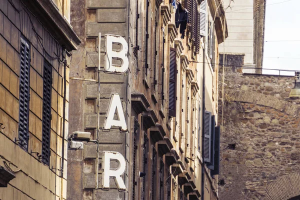 Roma, İtalya 'da bir binanın bar tabelası.