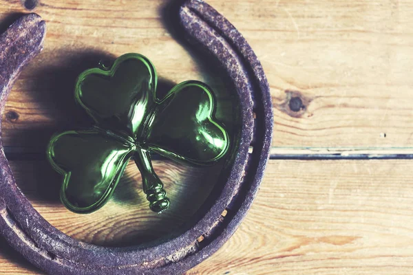 Chaussure de cheval chanceuse avec décorations de trèfle vert Saint-Patrick — Photo