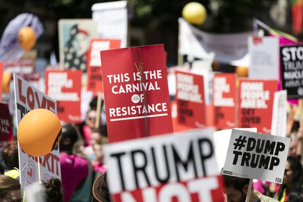 Londra, Uk - 14 Temmuz 2018: Büyük bir protestocu kitlesi toplandı