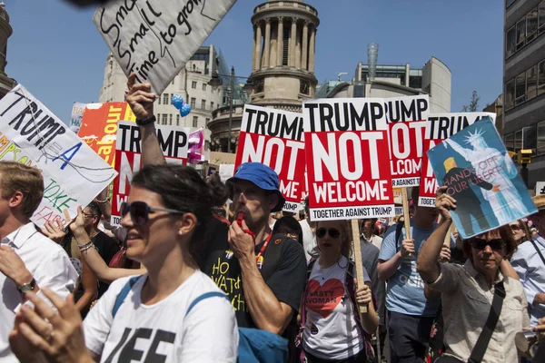 Londyn, Uk - 14 lipca 2018: Duże tłumy protestujących zbierają się i — Zdjęcie stockowe