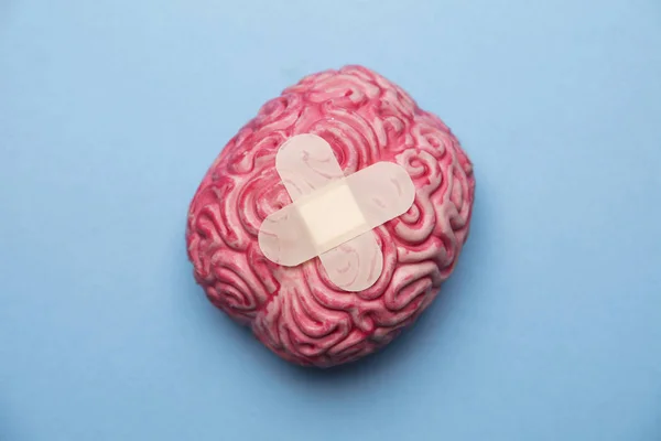 Konzept für psychische Gesundheit. Menschliches Gehirn auf blauem Hintergrund — Stockfoto