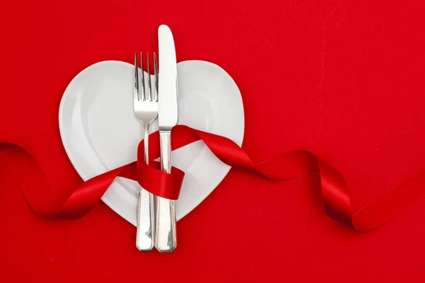 Валентинів день обіду концепція. Тарілка у формі серця з ножем — стокове фото
