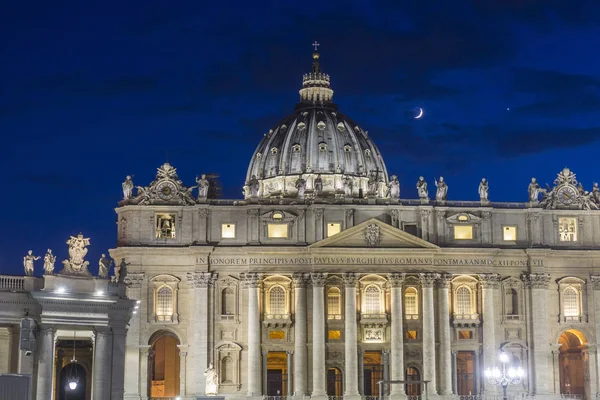 Basílica de São Pedro iluminada à noite em Roma, Itália — Fotografia de Stock