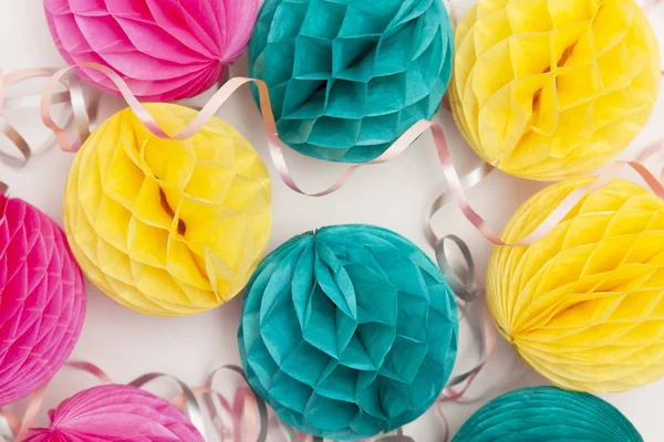 Parlak parti bal peteği ponpon süslemeleri