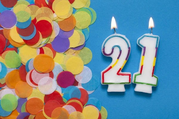 Vela celebração número 21 com festa confetti — Fotografia de Stock