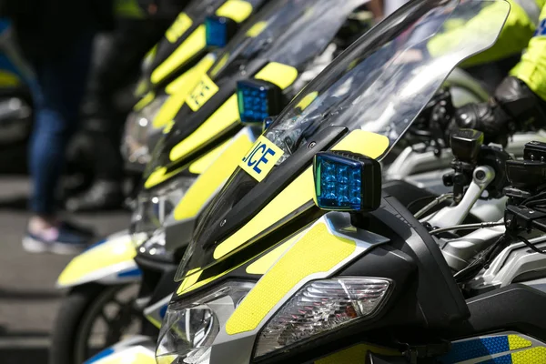 ロンドンの路線に停められたグループ警察のバイク — ストック写真