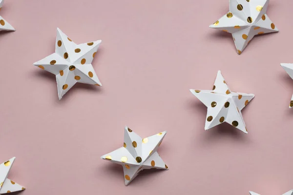 Fehér és arany csillag dekoráció egy pasztell rózsaszín. Szezonális fesztiválok — Stock Fotó