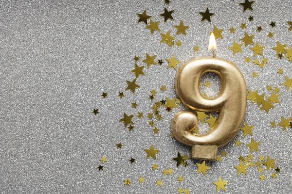 Numero 9 candela celebrazione d'oro su sfondo stella e glitter — Foto Stock