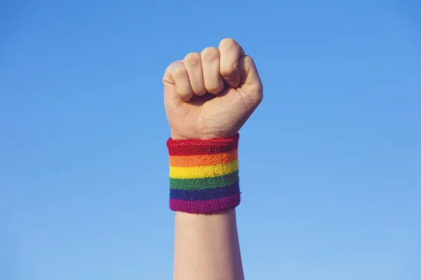 Concepto de orgullo gay. Mano haciendo un puño signo con orgullo gay LGBT r — Foto de Stock