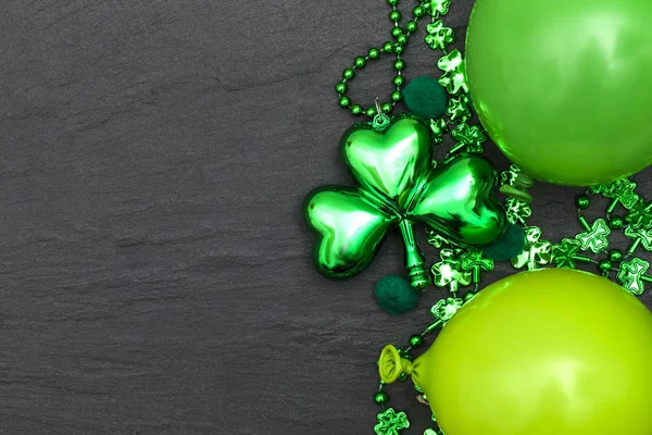 St Patrick 's dag achtergrond met groene ballonnen en shamrock — Stockfoto