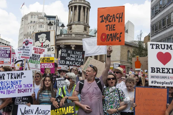 LONDON, UK - July 14th 2018: Large crowds of protesters gather i — Stock Photo, Image