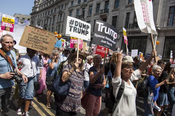 Londra, Uk - 14 Temmuz 2018: Büyük bir protestocu kitlesi toplandı