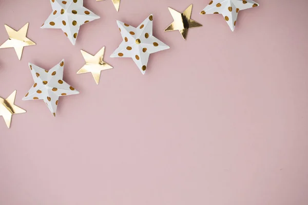 Pastel pembe üzerine beyaz ve altın yıldız süslemeleri. Mevsimlik fetiş — Stok fotoğraf