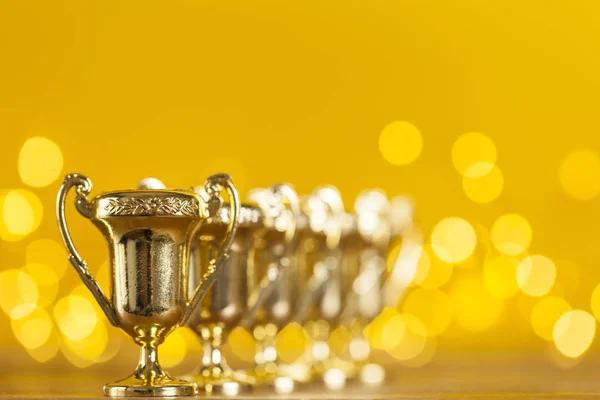Trophée d'or sur fond jaune vif avec flou — Photo