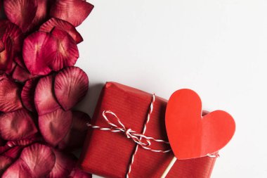 Sevgililer Günü hediyesi ve gül yaprağı arka planı