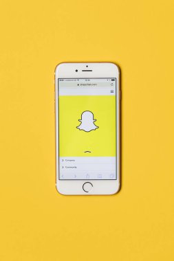 Oxford, Uk - 9 Ocak 2017: Snapc 'i gösteren bir elma iPhone