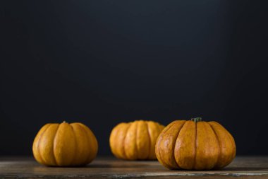 Koyu arkaplana karşı sonbahar balkabakları