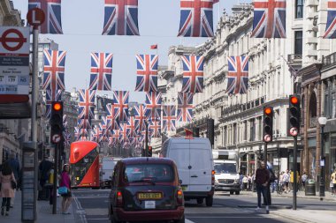 Londra, Uk - 16 Mayıs 2018: Vekil Stre 'de İngiliz bayrağı sallanıyor