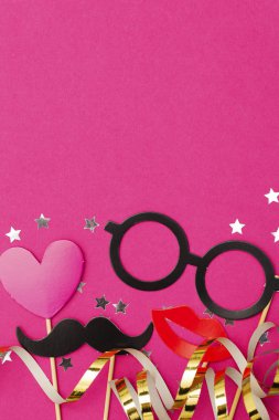 Pembe arka planda eğlenceli parti malzemeleri. Düğün, parti çekimleri.