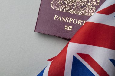 Büyük Britanya bayrağı taşıyan Birleşik Krallık pasaportu