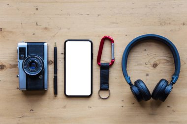 Seyahat eşyalarıyla modern akıllı telefon. Boş ekran telefon görüntüsü
