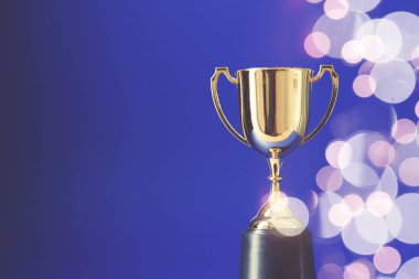 Altın ödüllüler kupası Bokeh bulanık ışıklarla