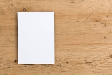 Tahta bir arka planda boş bir kartpostal ilanı.